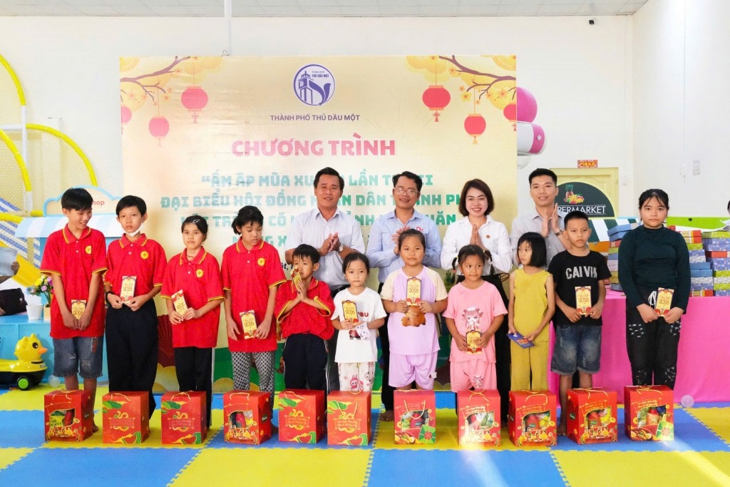 Ông Lê Ngọc Thức đồng hành cùng hội doanh nhân trẻ Thủ Dầu Một trao tặng quà cho trẻ em có hoàn cảnh khó khăn