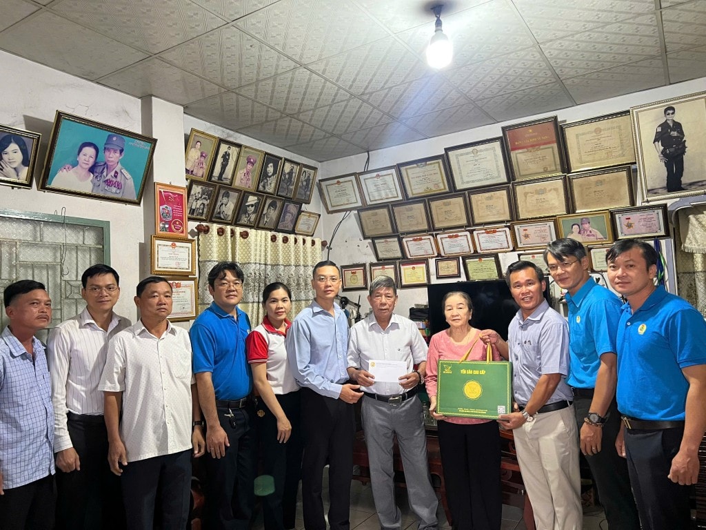 Ông Lê Ngọc Thức đồng hành cùng hội doanh nhân trẻ Thủ Dầu Một trao tặng quà cho gia đình chính sách vào ngày thương binh liệt sĩ 27/7