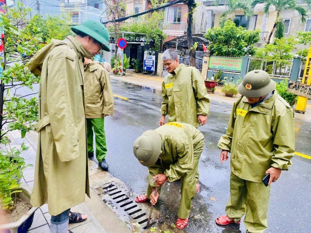 Công an phường Sơn Trà hỗ trợ người dân khơi thông cống rãnh, chặt tỉa cây xanh có nguy cơ gãy đổ, chủ động phòng ngừa thiệt hại do mưa bão. Công an phường Sơn Trà hỗ trợ người dân khơi thông cống rãnh, chặt tỉa cây xanh có nguy cơ gãy đổ, chủ động phòng ngừa thiệt hại do mưa bão.