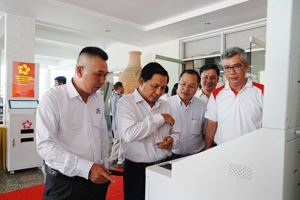 Đồng chí Trần Văn Lâu, Bí thư Tỉnh ủy Vĩnh Long trải nghiệm Hệ thống giải pháp EZYSERVE AIB phục vụ hành chính công của xã Châu Hưng, tỉnh Vĩnh Long do Công ty cổ phần Lê Bảo Minh phối hợp triển khai