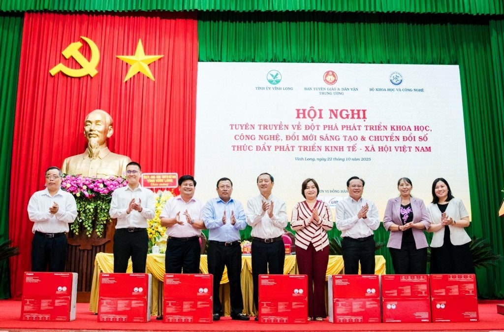 Đồng chí Huỳnh Thành Đạt và nhà báo Lê Nam Tư trao tặng 10 máy in Canon cho Ban Tuyên giáo và Dân vận các tỉnh, thành phố tham dự Hội nghị