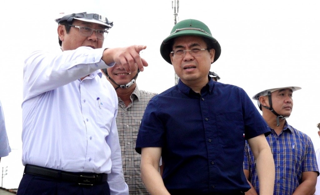 Lãnh đạo Ban Quản lý Dự án Đầu tư xây dựng các công trình giao thông tỉnh báo cáo về tình hình thực hiện dự án