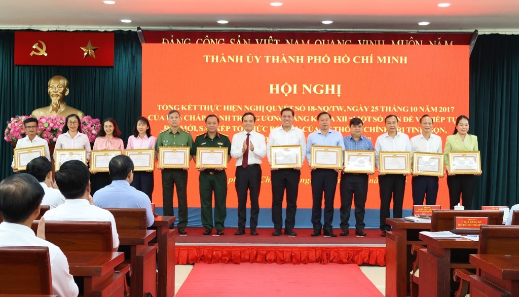 Bí thư Thành ủy TP.Hồ Chí Minh Trần Lưu Quang trao Bằng khen cho các tập thể có thành tích xuất sắc trong thực hiện Nghị quyết số 18-NQ/TW của Ban Chấp hành Trung ương Đảng