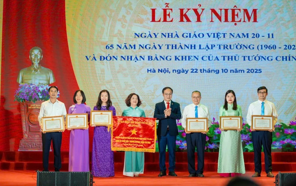 Giấy khen của UBND TP Hà Nội trao tặng cho các tập thể và cá nhân có thành tích xuất sắc trong công tác, góp phần vào sự phát triển của nhà trường.