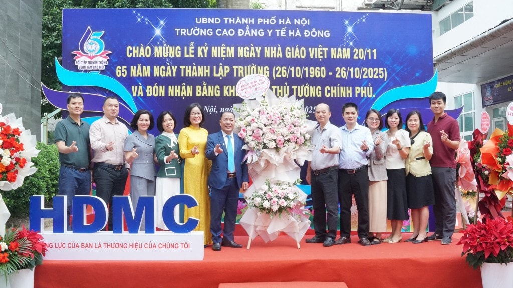Đại diện các cơ quan, đơn vị trên địa bàn Thủ đô đến chúc mừng Trường Cao đẳng Y tế Hà Đông nhân dịp 65 năm xây dựng và phát triển.