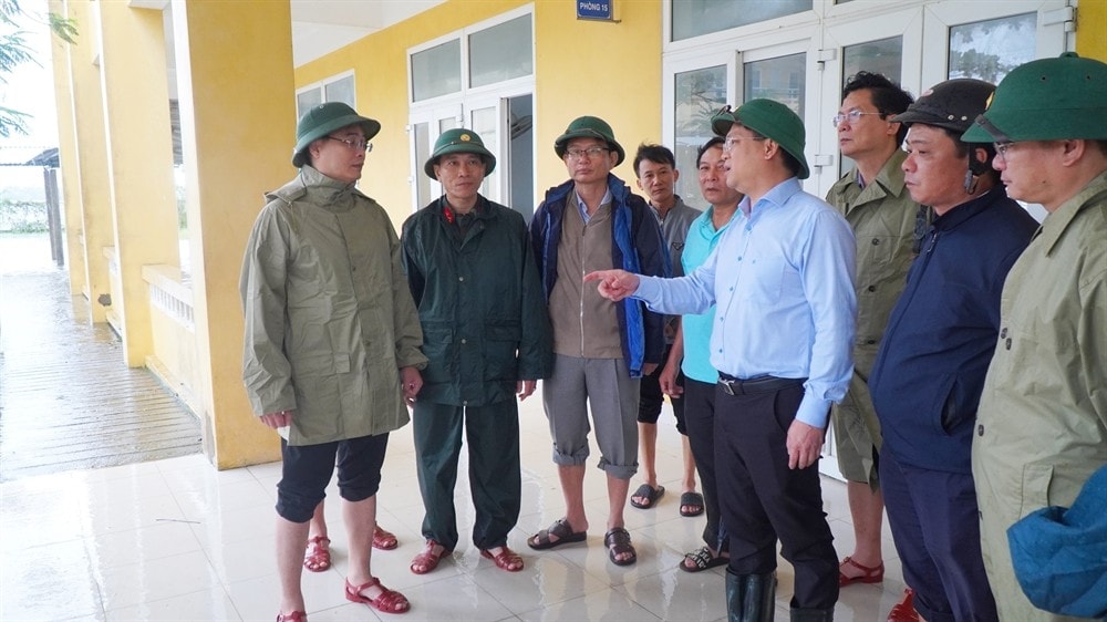 Phó Chủ tịch Thường trực UBND TP Huế Nguyễn Thanh Bình kiểm tra công tác phòng, chống bão lụt tại trường THCS Nguyễn Khoa Thuyên, phường Hoá Châu