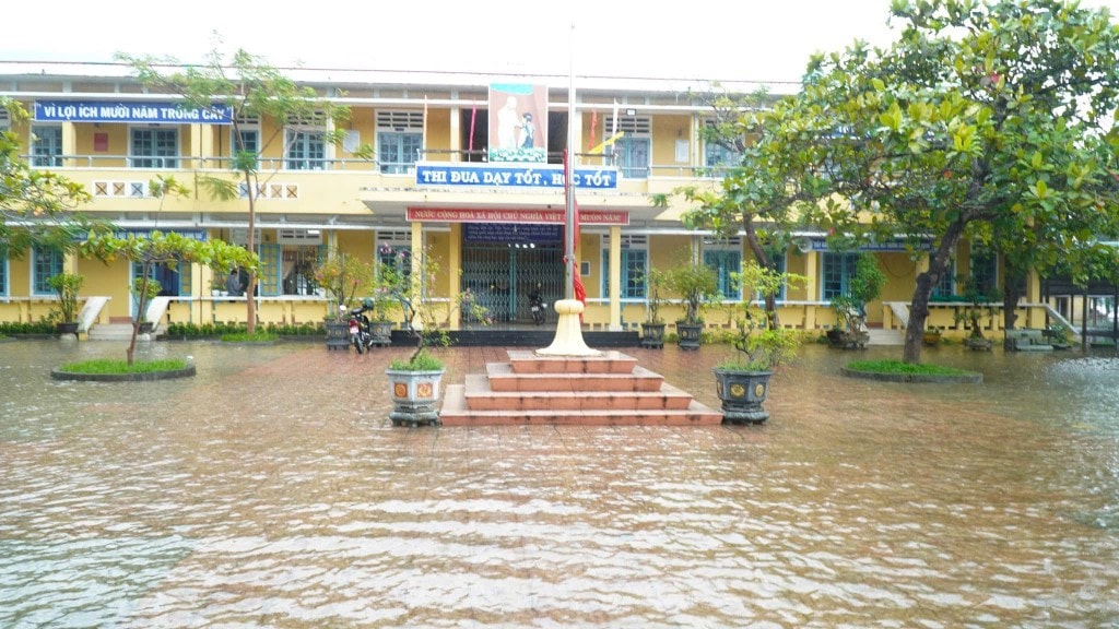 Nhiều trường học tại vùng trũng thấp trên địa bàn TP Huế đã bị ngập nước 