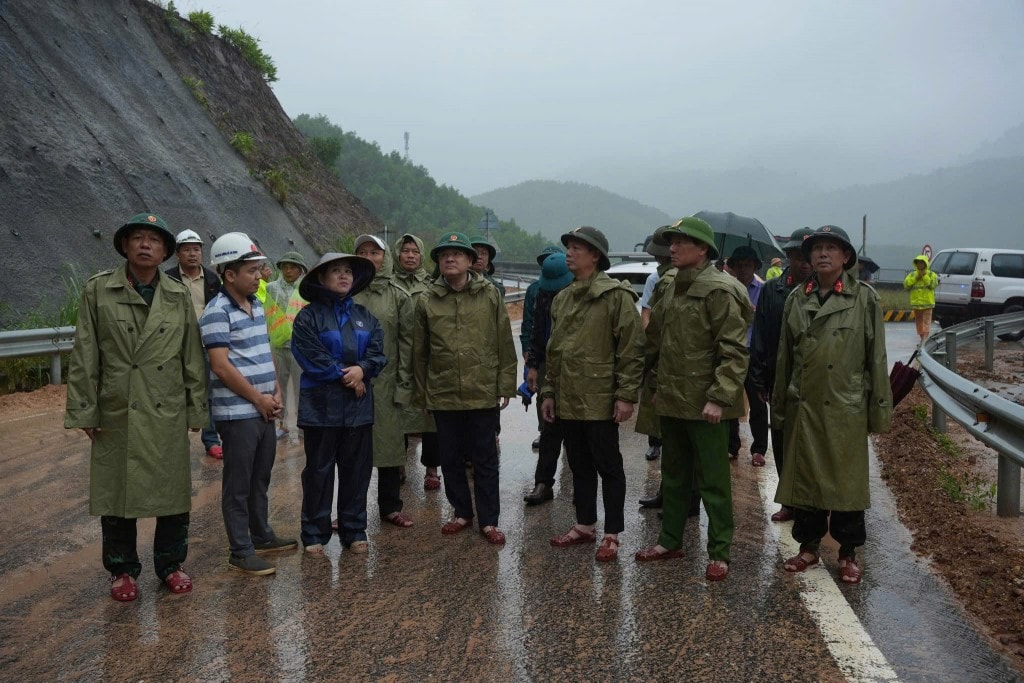 Kiểm tra các khu vực có nguy cơ sạt lở tại xã Khe Tre, đoạn đường dẫn lên cao tốc La Sơn - Túy Loan