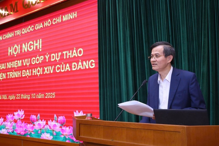 Đồng chí Đoàn Minh Huấn phát biểu tại hội nghị.