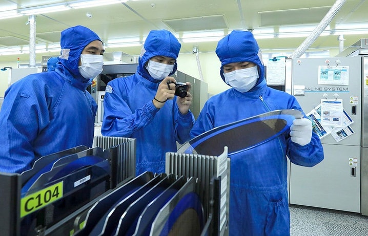 កំពុងពិនិត្យ-raw-materials-for-manufacturing-quality-products-at-the-factory-of-Hana-Micron-Vina-Company-Ltd-Bac-Ninh-Province-.-Anh-Tuan-Anh.jpg
