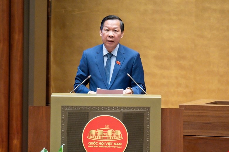 Leder av den økonomiske og finansielle komiteen, Phan Van Mai, presenterer bekreftelsesrapporten. Foto: media.quochoi.vn