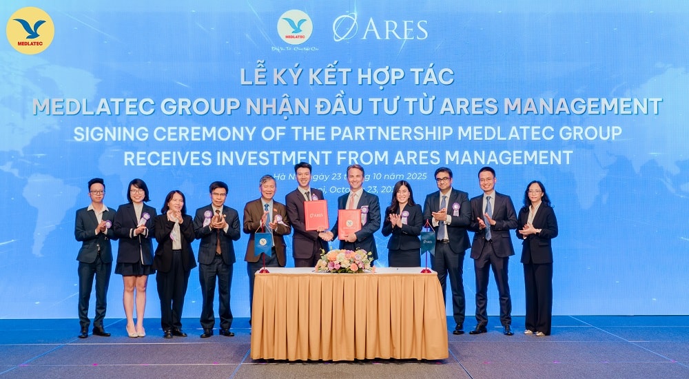 TS. Nguyễn Trí Anh - Tổng Giám đốc MEDLATEC GROUP và ông Jason Rosenblatt - Giám đốc Điều hành Cấp cao và Giám đốc Khối Nguồn vốn Tư nhân Khu vực Đông Nam Á - đại diện hai đơn vị thực hiện nghi thức của lễ ký kết hợp tác.