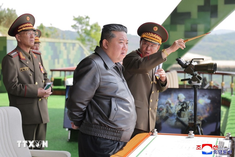 Nhà lãnh đạo Kim Jong Un (giữa) giám sát các cuộc tập trận tác chiến đặc biệt của Quân đội Nhân dân Triều Tiên (KPA) tại trại huấn luyện thuộc Quân đoàn Phòng vệ Thủ đô. (Ảnh: Yonhap/TTXVN)