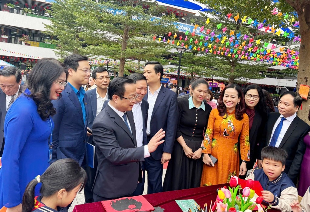 Đồng chí Trần Thế Cương - Ủy viên Ban Thường vụ Thành ủy, Giám đốc Sở GD&ĐT Hà Nội cùng các vị đại biểu thăm quan các không gian trải nghiệm, sáng tạo của học sinh tại chương trình