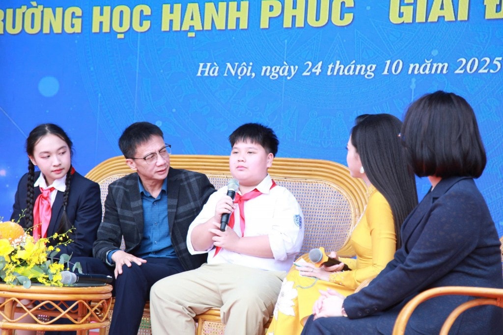 Các thầy cô giáo cùng các em học sinh giao lưu, chia sẻ quan điểm về việc xây dựng Trường học hạnh phúc