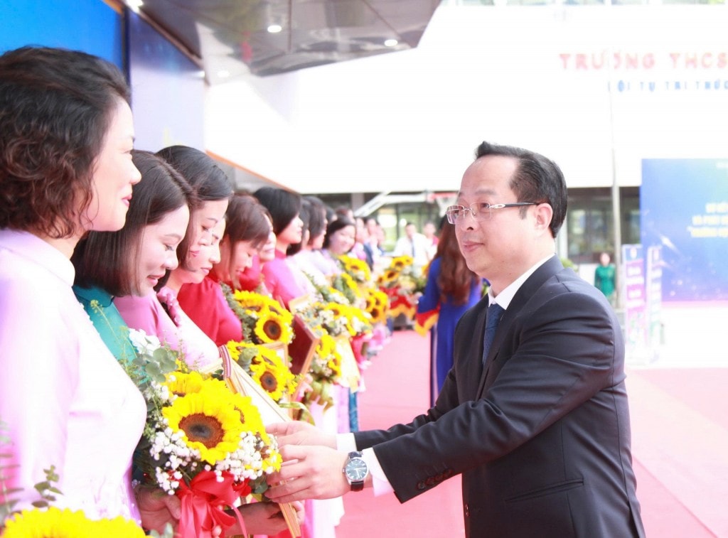 Đồng chí Trần Thế Cương - Ủy viên Ban Thường vụ Thành ủy, Giám đốc Sở GD&ĐT Hà Nội khen thưởng các tập thể đạt thành tích xuất sắc trong phong trào thi đua xây dựng Trường học hạnh phúc