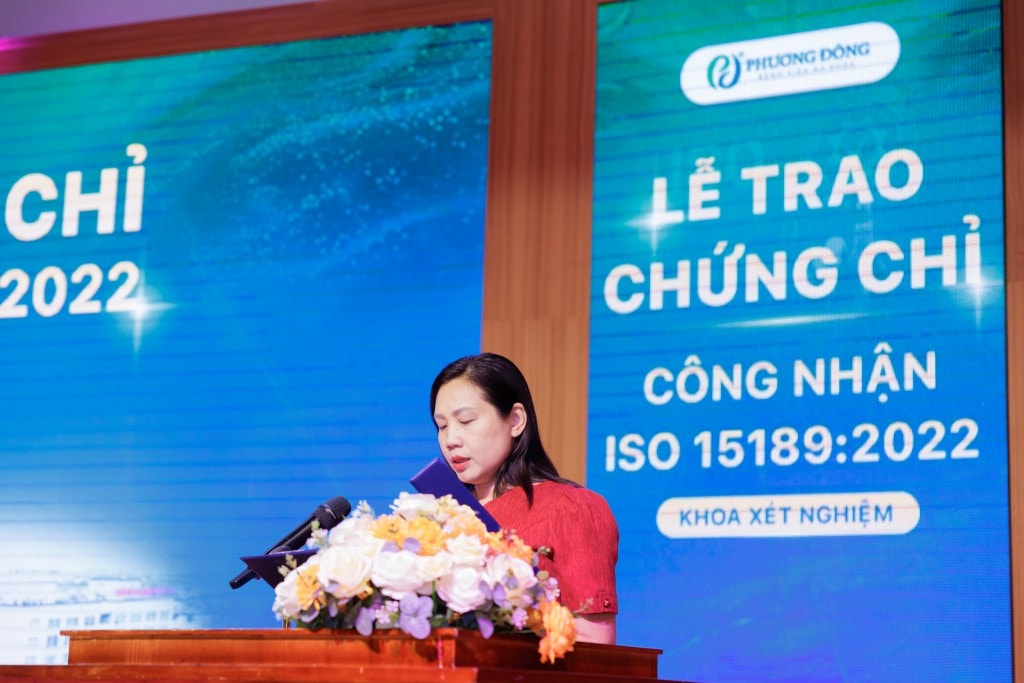 Bà Nguyễn Hồng Nhung (Phó trưởng phòng phụ trách phòng công nhận 2 - Văn phòng công nhận chất lượng quốc gia) công bố quyết định.