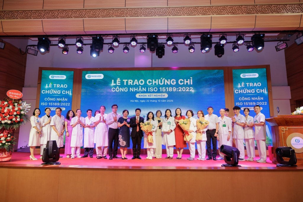 Đại diện Bộ Y tế, Ban Giám đốc và đội ngũ y bác sĩ Khoa Xét nghiệm - BV Phương Đông chụp ảnh lưu niệm.