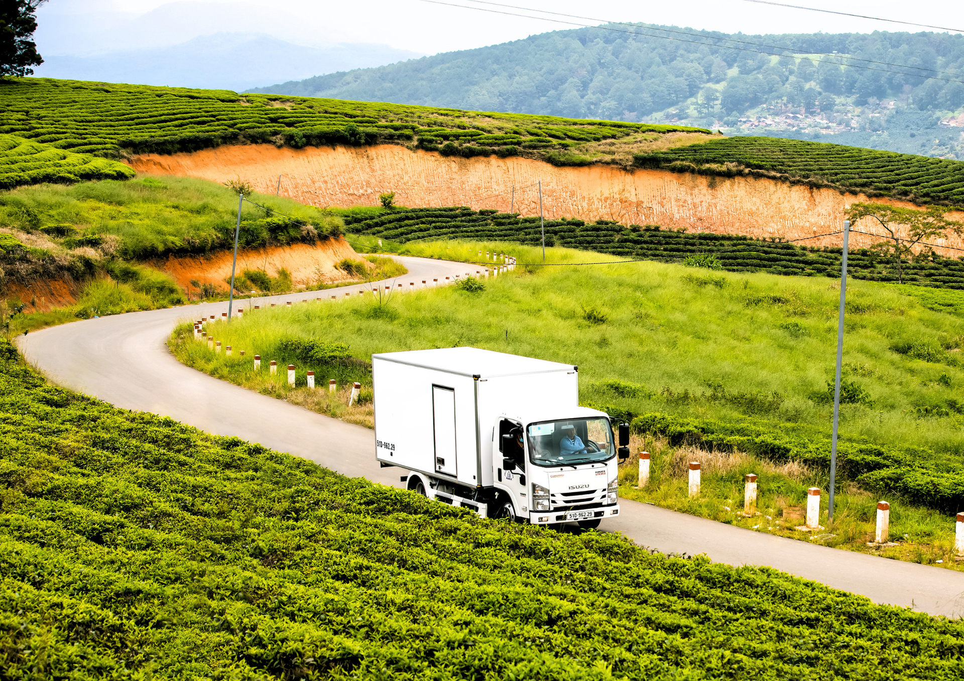 ISUZU đồng hành cùng khách hàng Việt Nam trên mọi nẻo đường và hướng đến tương lai bền vững.