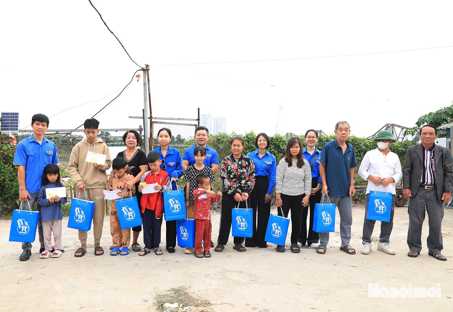 W_doan-thanh-nien-bao-hanoimoi-tham-tang-qua-1-.jpg