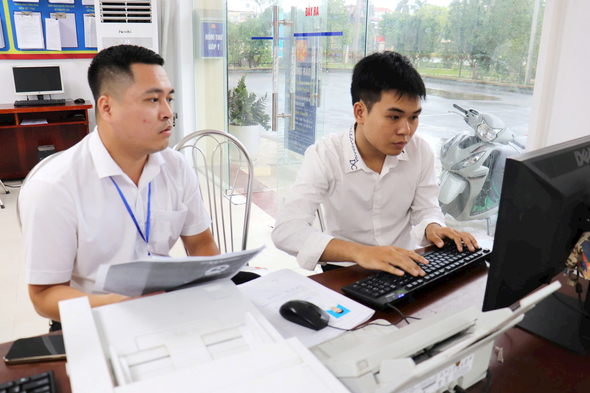 can-bo-diem-phuc-vu-hanh-chinh-cong-xa-o-dien-ho-tro-nguoi-dan-lam-thu-tuc-hanh-chinh-cong-truc-tuyen..jpg