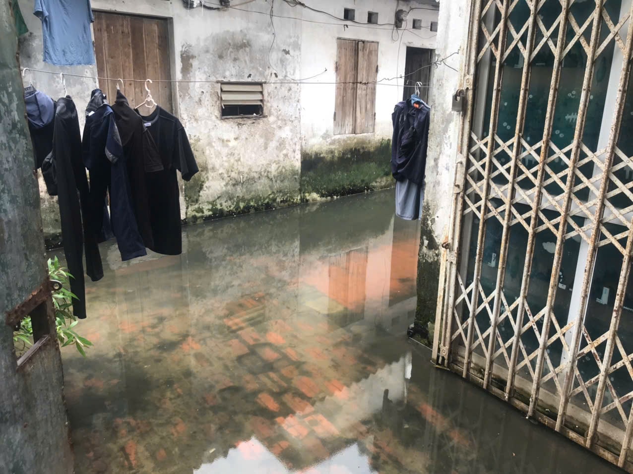 Після дощу паводкова вода затопила всі будинки та будинки за адресою № 85, вулиця Во Чі Конг, район Нгіа До.