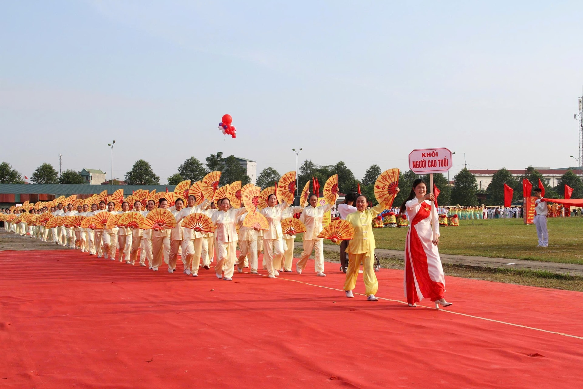 Imponerande parad av Huong Son-kommunens äldre vid kongressen. Foto: Pham Bien