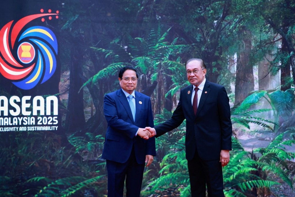 Thủ tướng Malaysia Anwar Ibrahim nhiệt liệt chào đón Thủ tướng Phạm Minh Chính tham dự Hội nghị Cấp cao ASEAN lần thứ 47 và các hội nghị cấp cao liên quan - Ảnh: VGP/Nhật Bắc