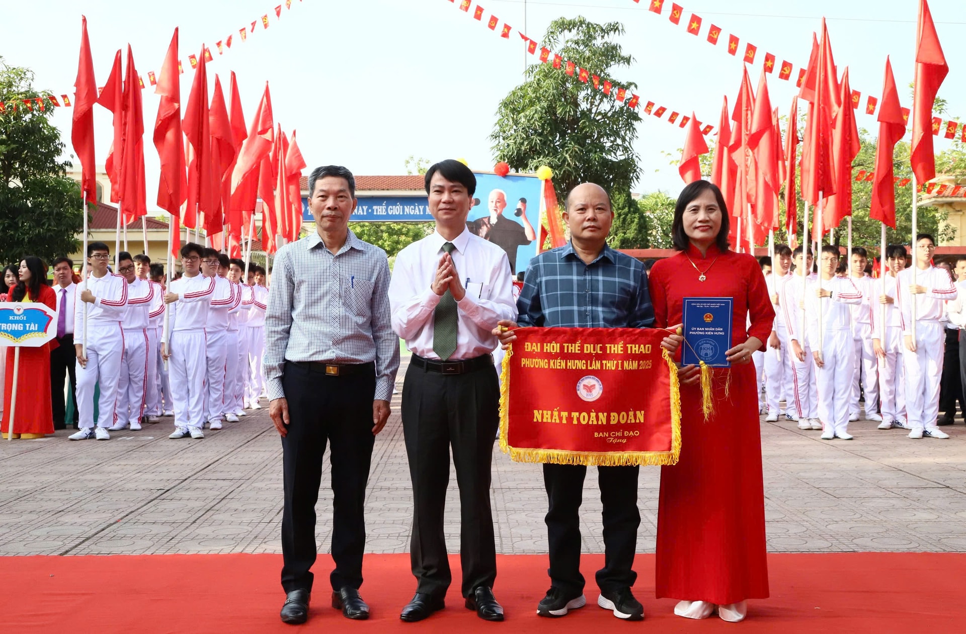 bi-thu-trao.jpg