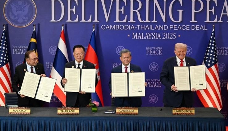 Thủ tướng Malaysia Anwar Ibrahim, Thủ tướng Thái Lan Anutin Charnvirakul, Thủ tướng Campuchia Samdech Thipadei Hun Manet, Tổng thống Mỹ Donald Trump tại lễ ký kết. (Nguồn: Khmer Times)