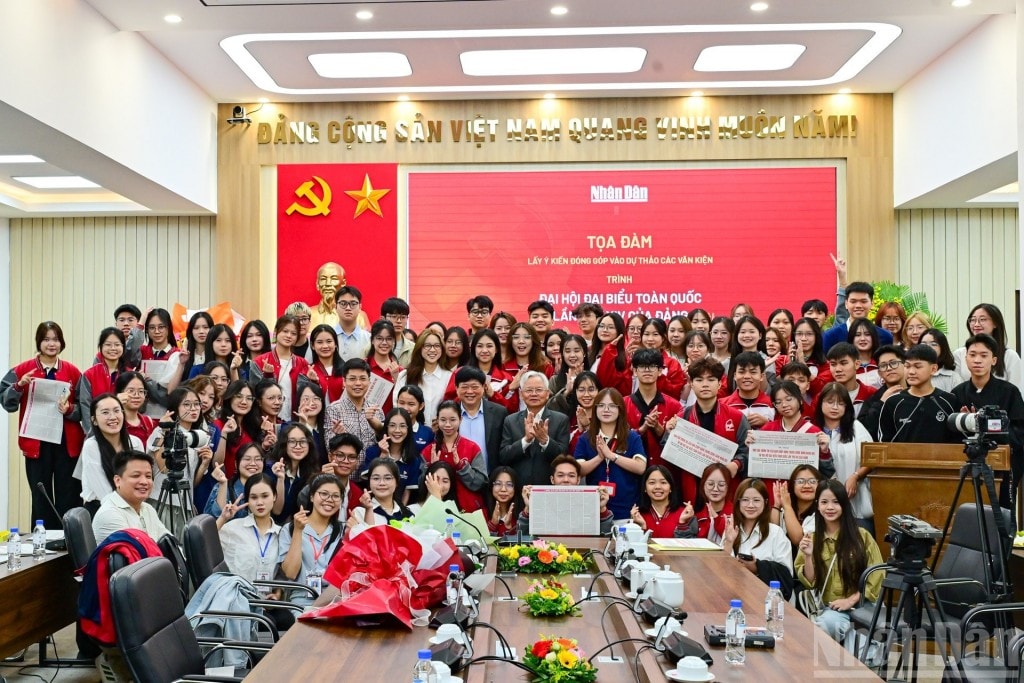 Các vị khách mời chụp ảnh lưu niệm cùng các bạn học sinh, sinh viên sau tọa đàm