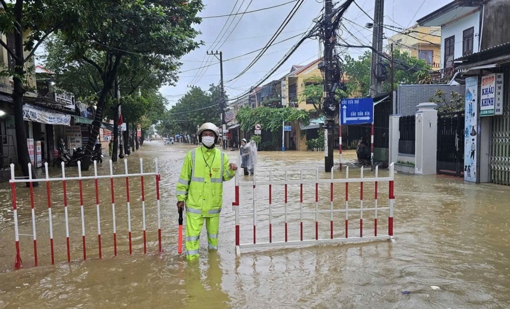 Lực lượng CSGT Công an TP Đà Nẵng kịp thời chốt chặn tại các điểm xung yếu, cắm biển cảnh báo và hướng dẫn người dân không di chuyển vào khu vực nguy hiểm do mưa lũ. (Ảnh: C.A Đà Nẵng)