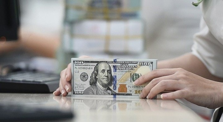 Tỷ giá USD hôm nay (27/10): Giá bán USD trên thị trường tự do vẫn tăng mạnh