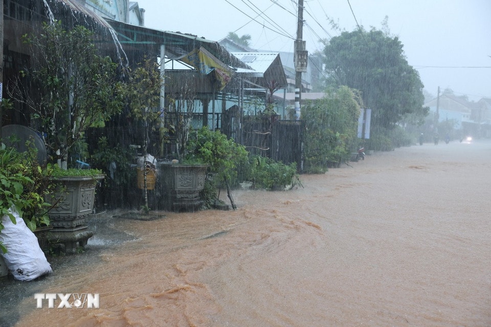 Nước tràn vào nhà dân tại xã Hiệp Đức, thành phố Đà Nẵng. (Ảnh: Anh Dũng/TTXVN)