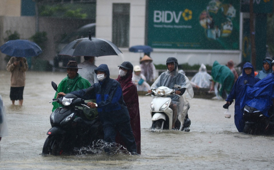 Ngã 6 giao nơi giữa các trục đường chính như Hùng Vương, Lê Quý Đôn, Bến Nghé, Hà Nội bị ngập nặng, người dân gặp khó khăn khi đi qua đây. (Ảnh: Văn Dũng/TTXVN)