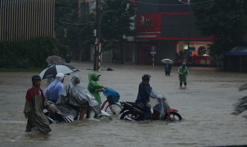 Ngã 6 giao nơi giữa các trục đường chính như Hùng Vương, Lê Quý Đôn, Bến Nghé, Hà Nội bị ngập nặng, người dân gặp khó khăn khi đi qua đây. (Ảnh: Văn Dũng/TTXVN)