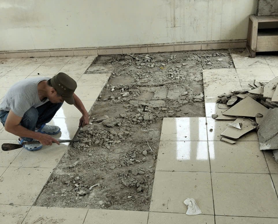 लिन्ह नाम वार्ड के आवासीय समूह संख्या 2 के बैठक भवन का टाइल वाला फर्श टूट गया था और उसे बदलकर नई टाइलें लगानी पड़ीं। फोटो: एलएन
