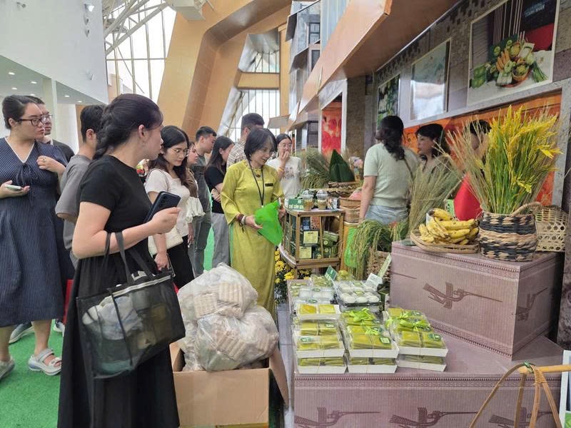Gian hàng của các làng nghề Hà Nội thu hút khá đông khách tham quan. Ảnh: P.L