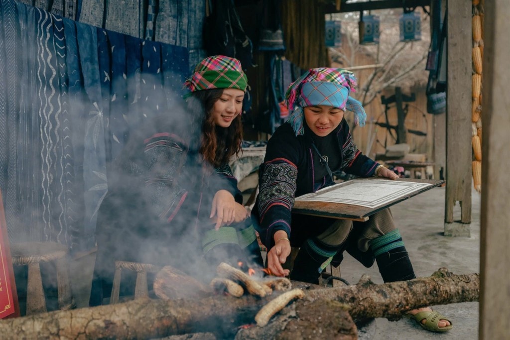 Du khách Tây thích thú săn mây, check in hoa Sen đá trên đỉnh Fansipan