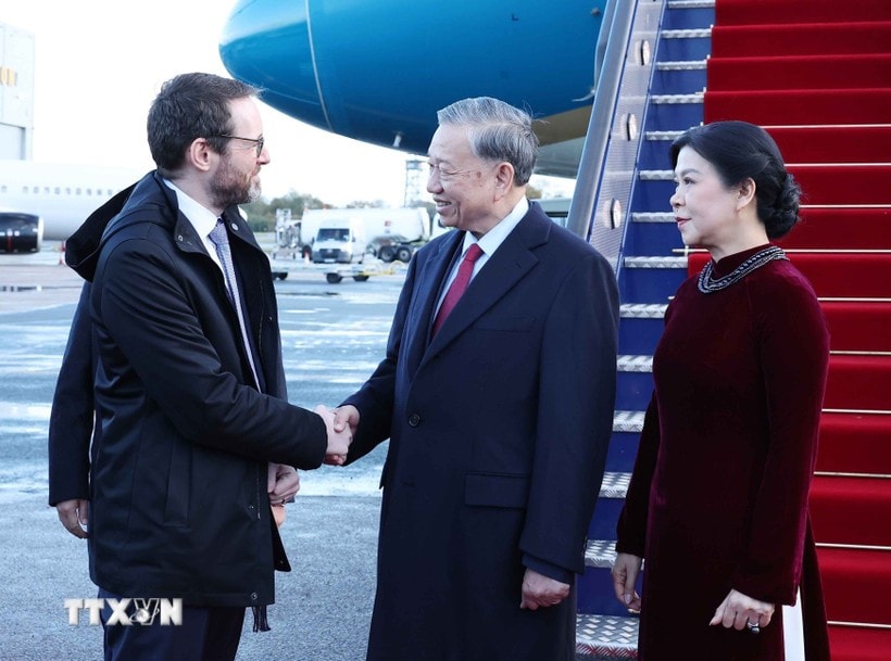 Lễ đón Tổng Bí thư Tô Lâm và Phu nhân tại Sân bay London Stansted. (Ảnh: Thống Nhất/TTXVN)
