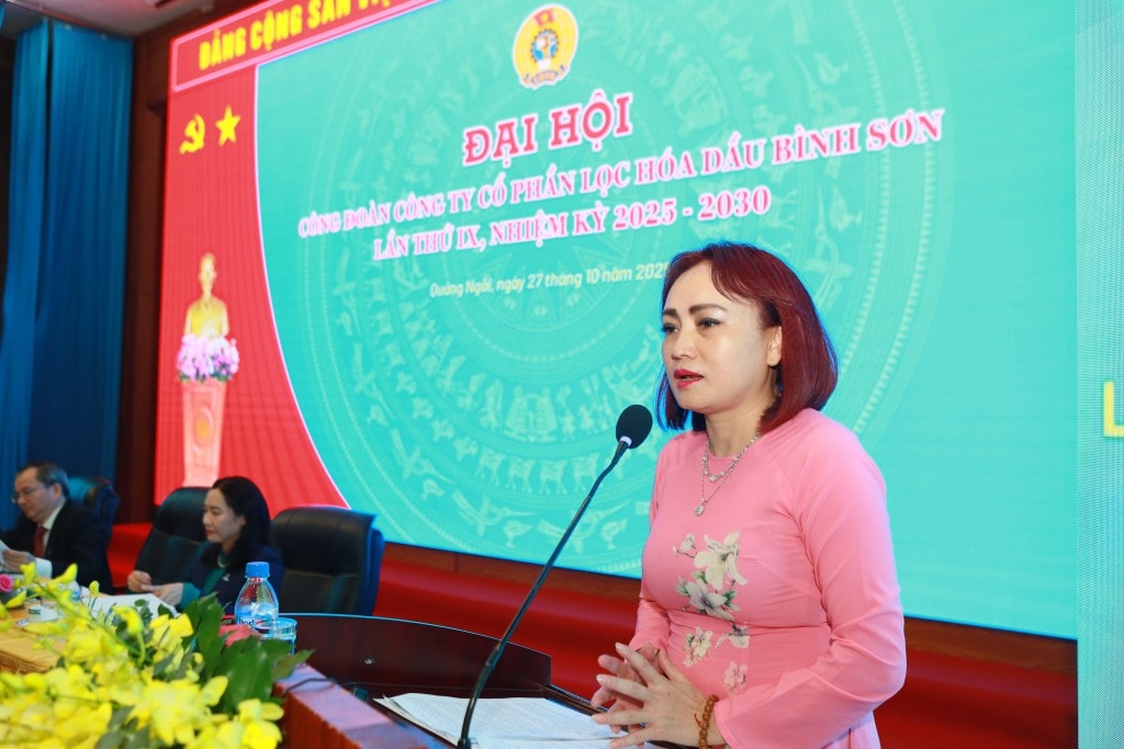 Đồng chí Nghiêm Thùy Lan - Chủ tịch Công đoàn Tập đoàn Công nghiệp – Năng lượng Quốc gia Việt Nam phát biểu chỉ đạo Đại hội
