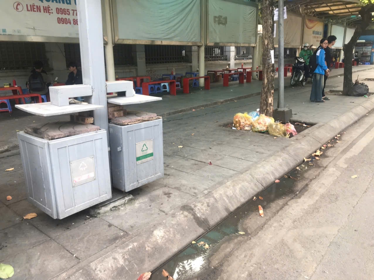 anh-5_-truoc-truong-dai-hoc-giao-thong-van-tai-thung-rac-bi-bit-kin-nen-rac-bi-bo-o-goc-cay-gan-do-gay-mat-ve-sinh-.jpg