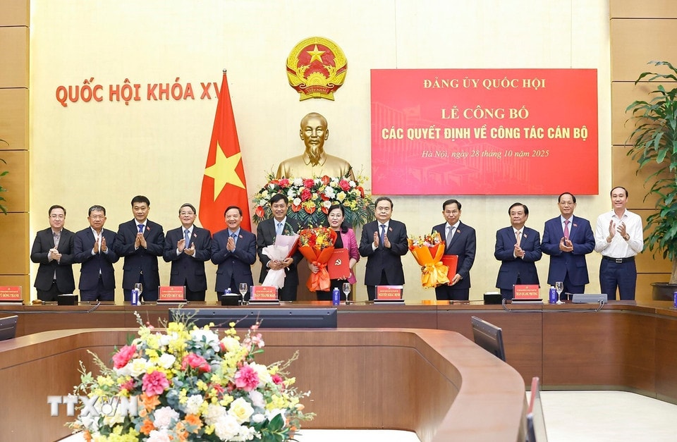 Chủ tịch Quốc hội Trần Thanh Mẫn và lãnh đạo Quốc hội trao các Quyết định và tặng hoa chúc mừng. (Ảnh: Doãn Tấn/TTXVN)