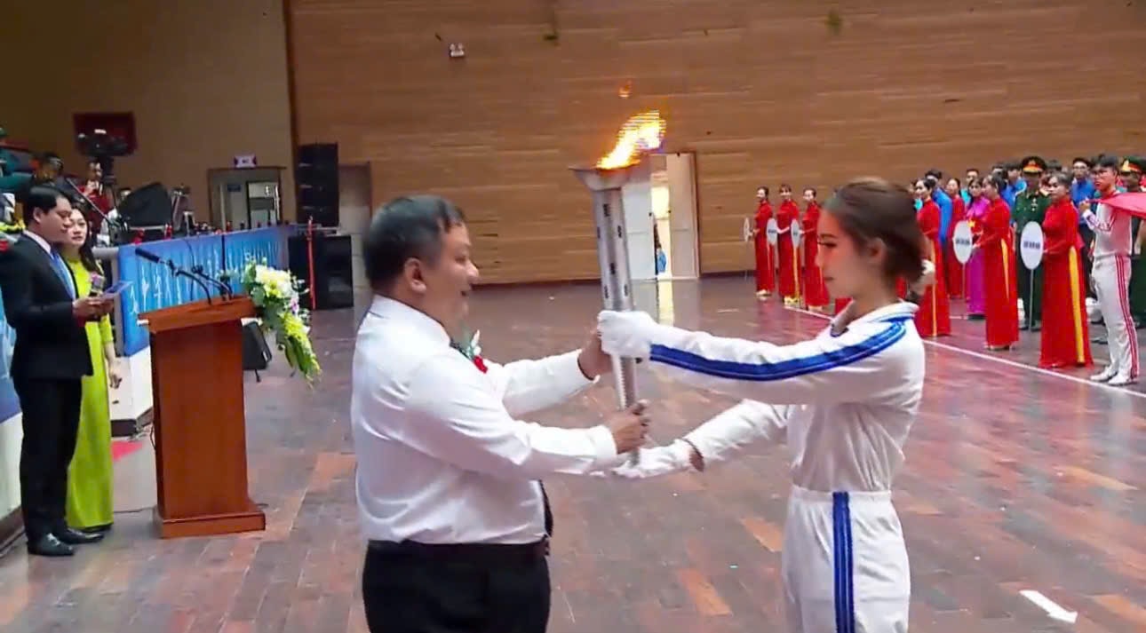 เลขาธิการพรรคและประธานสภาประชาชนตำบลแถ่งจี๋ เหงียน เตี๊ยน เกือง รับคบเพลิงจากนักกีฬา ภาพ: แถ่ง เอช