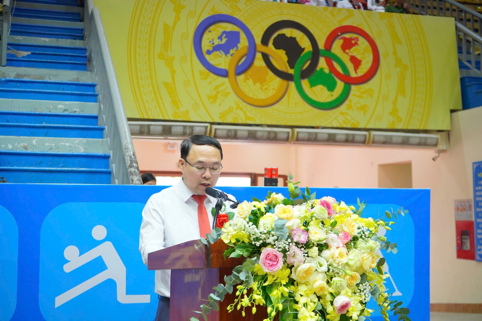 ประธานคณะกรรมการประชาชนตำบลแถ่งจี๋ ลา วัน ฮุย กล่าวสุนทรพจน์เปิดการประชุม ภาพ: แถ่ง โฮ