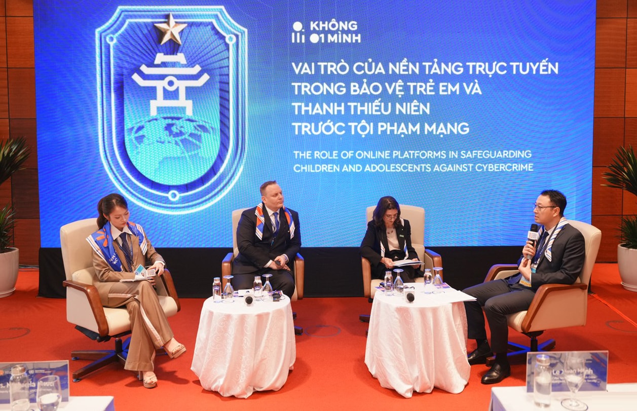 Delegeler, Ekim 2025'te çocukları ve gençleri siber suçlardan korumada çevrimiçi platformların rolünü mahkemede tartışıyor..jpeg