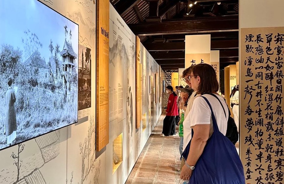 uluslararası turistler ulusal tapınak kalıntı alanını ziyaret ediyor..jpeg