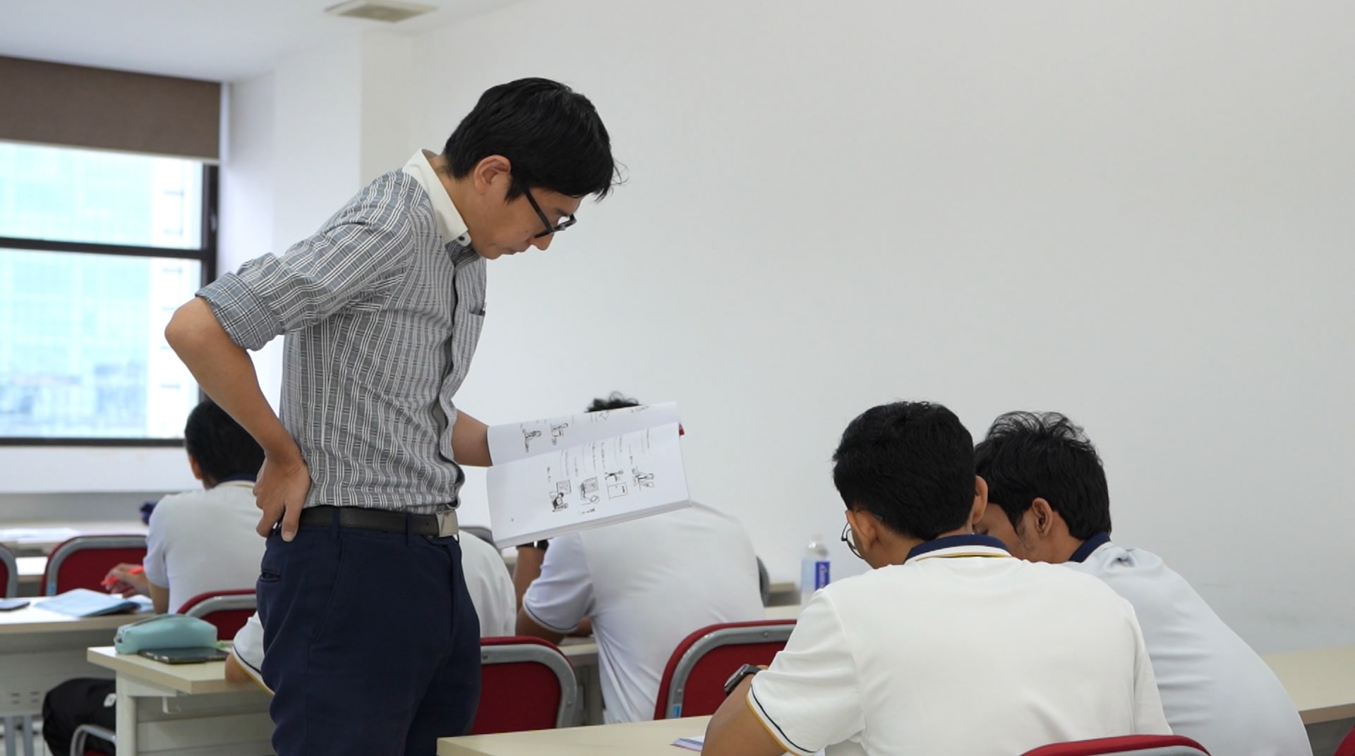 Giảng viên luôn luôn sẵn sàng hỗ trợ cho các sinh viên. Ảnh Nghiêm Ý.