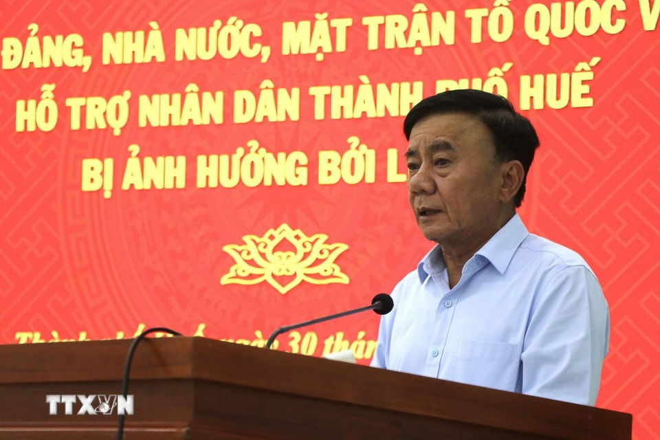 b737ad325251a7ee97a089b6f47ab79b52704e7c581137722e5d4fb434fbed8-_ttxvn-3010-thuong-truc-ban-bi-thu-hoi-tham-nguoi-dan-hue-3.jpg