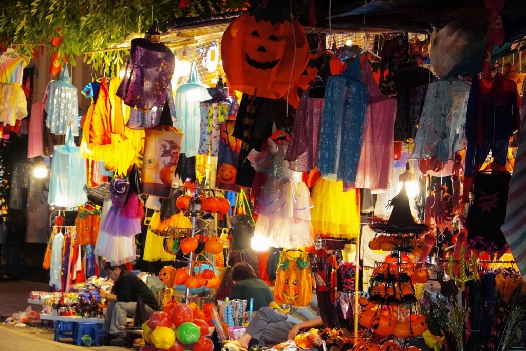Phố Hàng Mã rực rỡ sắc màu Halloween, tưng bừng trước thềm lễ hội